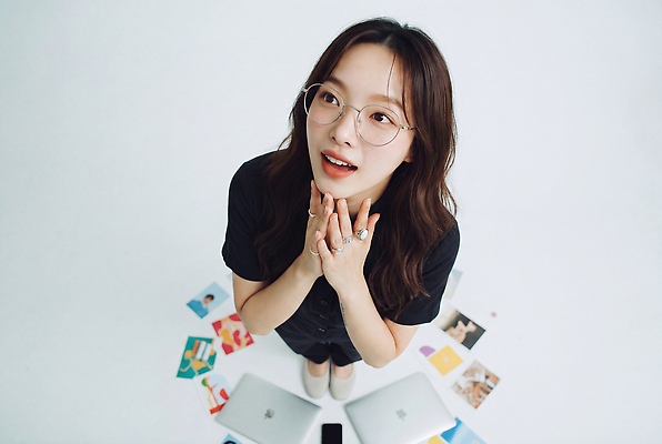 JPG 편집이미지 여자 감정 포즈 노트북 놀람 작업 의료성형뷰티 크리에이터 편집실사 AI인물포토 AI콘텐츠 직업 표정 사람 전자제품 CG 파일형식 1인미디어 AI포토 방송
