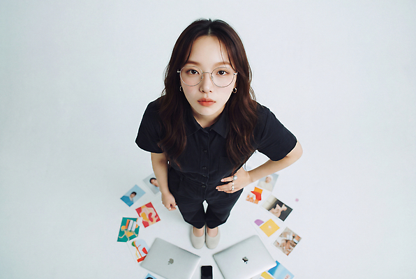 JPG 편집이미지 손 시선 여자 포즈 표정 노트북 작업 집중 의료성형뷰티 크리에이터 편집실사 AI인물포토 AI콘텐츠 직업 컨셉 사람 신체부위 전자제품 CG 파일형식 1인미디어 AI포토 방송