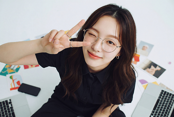 JPG 편집이미지 학생 여자 얼굴 포즈 손가락 바닥 표정 웃음 노트북 즐거움 브이 의료성형뷰티 크리에이터 흩어짐 편집실사 AI인물포토 AI콘텐츠 직업 손 감정 컨셉 사람 손짓 신체부위 전자제품 CG 파일형식 1인미디어 AI포토 모션 방송