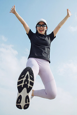 JPG 편집이미지 여자 스포츠 운동화 하늘 웃음 사람 야외 여름 운동복 선글라스 운동 점프 기쁨 즐거움 캡모자 의료성형뷰티 편집실사 AI인물포토 AI콘텐츠 모자 옷 계절 감정 안경 신발 모션 표정 건강 CG 파일형식 AI포토 잡화