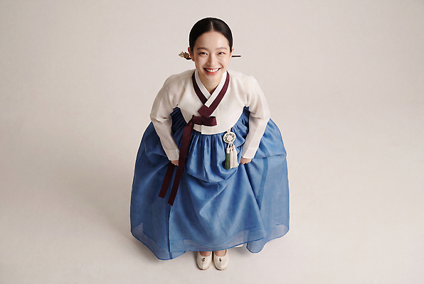 JPG 편집이미지 전통 옷 여자 문화 한국 웃음 한복 비녀 단아함 의료성형뷰티 편집실사 AI인물포토 AI콘텐츠 한국전통 아시아 전통소품 표정 사람 전통의상 CG 파일형식 헤어액세사리 AI포토 나라 장신구 장식 오브젝트