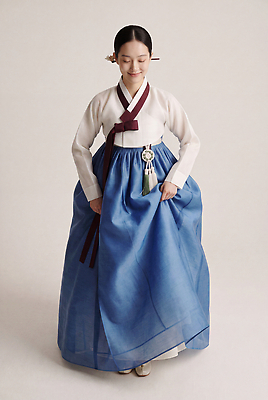 JPG 편집이미지 전통 옷 여자 문화 한국 표정 전통의상 한복 비녀 단아함 의료성형뷰티 편집실사 AI인물포토 AI콘텐츠 한국전통 아시아 전통소품 사람 CG 파일형식 헤어액세사리 AI포토 나라 장신구 장식 오브젝트