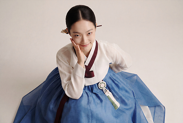 JPG 편집이미지 전통 손 옷 여자 문화 얼굴 포즈 한국 한복 비녀 단아함 의료성형뷰티 차분 편집실사 AI인물포토 AI콘텐츠 한국전통 아시아 컨셉 전통소품 사람 신체부위 전통의상 CG 파일형식 헤어액세사리 AI포토 나라 장신구 장식 오브젝트
