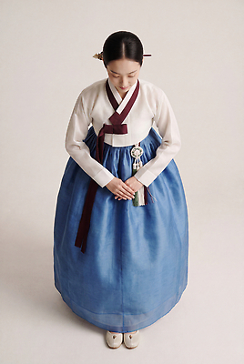 JPG 편집이미지 전통 옷 여자 문화 한국 소녀 인사 한복 비녀 단아함 의료성형뷰티 편집실사 AI인물포토 AI콘텐츠 한국전통 아시아 어린이 전통소품 사람 예절 전통의상 CG 파일형식 헤어액세사리 AI포토 나라 장신구 장식 오브젝트