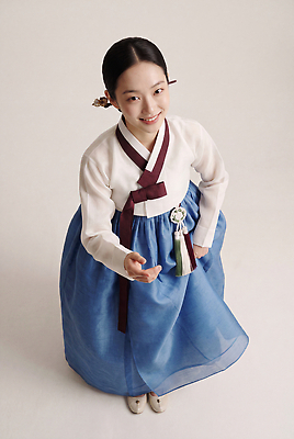JPG 편집이미지 전통 옷 여자 문화 포즈 한국 웃음 손짓 한복 비녀 단아함 의료성형뷰티 편집실사 AI인물포토 AI콘텐츠 한국전통 아시아 모션 전통소품 표정 사람 전통의상 CG 파일형식 헤어액세사리 AI포토 나라 장신구 장식 오브젝트