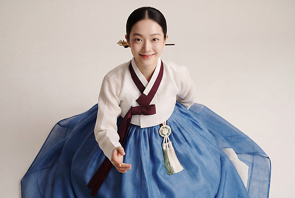 JPG 모델 편집이미지 전통 옷 여자 패션 문화 포즈 한국 미소 한복 비녀 단아함 의료성형뷰티 스타일 편집실사 AI인물포토 AI콘텐츠 한국전통 아시아 전통소품 표정 사람 전통의상 CG 파일형식 헤어액세사리 AI포토 나라 장신구 장식 오브젝트