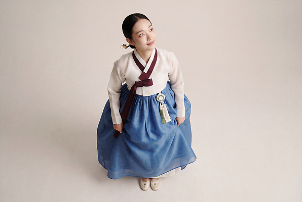 JPG 편집이미지 한국문화 전통 옷 여자 미소 웃음 한복 비녀 단아함 의료성형뷰티 편집실사 AI인물포토 AI콘텐츠 동양문화 한국전통 전통소품 한국 표정 사람 전통의상 CG 파일형식 헤어액세사리 AI포토 아시아 문화 장신구 장식 오브젝트 나라