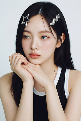 JPG 모델 편집이미지 헤어스타일 손 시선 옷 여자 포즈 생각 청소년 상반신 머리핀 머리장식 턱 의료성형뷰티 편집실사 하이틴 AI인물포토 AI콘텐츠 컨셉 장신구 사람 신체부위 장식 CG 파일형식 AI포토