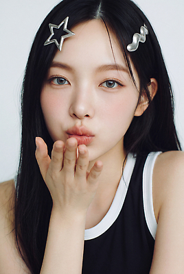 JPG 편집이미지 긴머리 손 옷 여자 포즈 표정 상반신 청춘 머리 머리핀 의료성형뷰티 스타일 편집실사 하이틴 AI인물포토 AI콘텐츠 헤어스타일 컨셉 장신구 사람 신체부위 CG 파일형식 AI포토