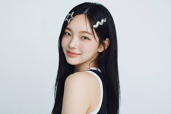 JPG 모델 편집이미지 여자 포즈 장신구 표정 미소 상반신 머리핀 검은머리 의료성형뷰티 스타일 편집실사 하이틴 AI인물포토 AI콘텐츠 헤어스타일 컨셉 사람 CG 파일형식 AI포토