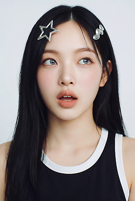 JPG 편집이미지 긴머리 헤어스타일 여자 패션 별 얼굴 포즈 표정 미소 상반신 청춘 머리핀 의료성형뷰티 스타일 편집실사 하이틴 AI인물포토 AI콘텐츠 자연요소 컨셉 장신구 사람 신체부위 CG 파일형식 AI포토