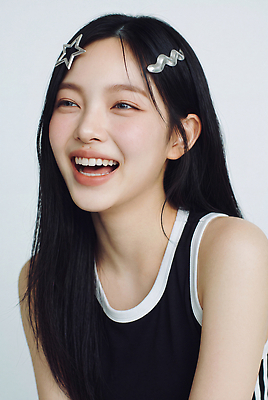 JPG 모델 편집이미지 헤어스타일 옷 여자 감정 장신구 스튜디오 표정 웃음 사람 상반신 머리핀 의료성형뷰티 편집실사 하이틴 AI인물포토 AI콘텐츠 컨셉 CG 파일형식 AI포토
