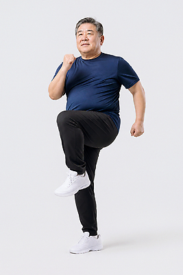 JPG 편집이미지 옷 남자 중년 운동화 실내 건강 운동복 운동 올리기 의료성형뷰티 홈트레이닝 편집실사 AI인물포토 AI콘텐츠 신발 모션 사람 성인 내부 CG 파일형식 AI포토