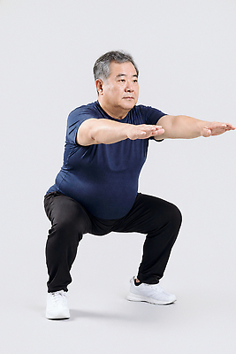 JPG 편집이미지 남자 중년 포즈 몸매관리 다이어트 실내 건강 운동복 운동 헬스 근력 의료성형뷰티 스쿼트 홈트레이닝 편집실사 AI인물포토 AI콘텐츠 옷 사람 성인 내부 CG 파일형식 운동자세 AI포토