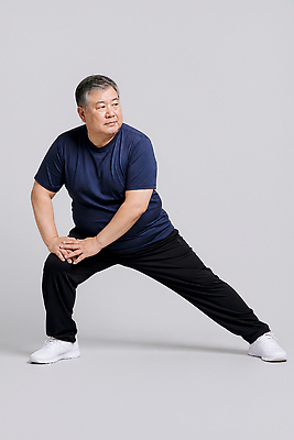 JPG 편집이미지 남자 중년 포즈 운동화 실내 건강 운동복 운동 헬스 스트레칭 체조 의료성형뷰티 홈트레이닝 편집실사 AI인물포토 AI콘텐츠 옷 신발 사람 성인 내부 CG 파일형식 AI포토