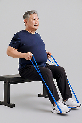JPG 편집이미지 남자 중년 실내 건강 앉기 운동복 운동 운동기구 헬스 스트레칭 힘 근력 의료성형뷰티 홈트레이닝 편집실사 AI인물포토 AI콘텐츠 옷 모션 사람 성인 내부 CG 파일형식 AI포토