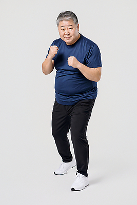JPG 편집이미지 남자 중년 포즈 실내 건강 운동복 운동 힘 주먹 연습 체육복 의료성형뷰티 홈트레이닝 편집실사 AI인물포토 AI콘텐츠 옷 모션 사람 성인 내부 체육 CG 파일형식 AI포토