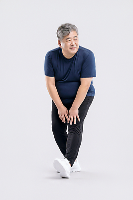 JPG 편집이미지 남자 중년 포즈 운동화 실내 건강 웃음 운동복 운동 스트레칭 의료성형뷰티 홈트레이닝 편집실사 AI인물포토 AI콘텐츠 옷 신발 표정 사람 성인 내부 CG 파일형식 AI포토