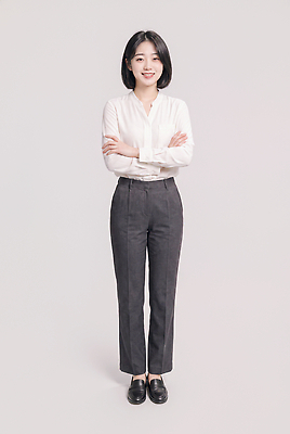 JPG 편집이미지 옷 여자 포즈 비즈니스 직장 미소 흰색 비즈니스우먼 블라우스 단정 의료성형뷰티 편집실사 AI인물포토 AI콘텐츠 컬러 컨셉 상의 회사 표정 사람 직장인 CG 파일형식 AI포토 직업