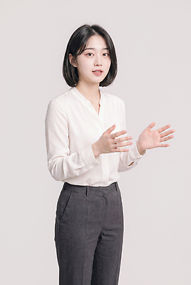 JPG 편집이미지 포즈 상의 비즈니스 바지 사람 흰색 비즈니스우먼 블라우스 의견 의사소통 의료성형뷰티 편집실사 AI인물포토 AI콘텐츠 옷 여자 컬러 하의 직장인 CG 파일형식 AI포토 직업