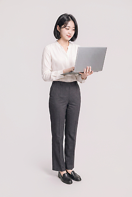 JPG 편집이미지 여자 비즈니스 직장 노트북 흰색 작업 비즈니스우먼 집중 블라우스 의료성형뷰티 편집실사 AI인물포토 AI콘텐츠 컬러 컨셉 상의 회사 사람 전자제품 직장인 CG 파일형식 AI포토 직업 옷