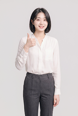 JPG 편집이미지 옷 포즈 셔츠 비즈니스 바지 서기 미소 사람 흰색 비즈니스우먼 블라우스 긍정 따봉 의료성형뷰티 편집실사 AI인물포토 AI콘텐츠 여자 컬러 컨셉 상의 모션 하의 표정 엄지손가락 최고 직장인 CG 파일형식 AI포토 직업 손가락 손 신체부위