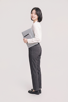 JPG 편집이미지 여자 비즈니스 직장 서기 노트북 흰색 비즈니스우먼 블라우스 의료성형뷰티 편집실사 AI인물포토 AI콘텐츠 컬러 상의 회사 모션 사람 전자제품 직장인 CG 파일형식 AI포토 직업 옷