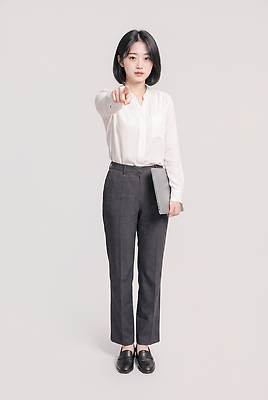 JPG 편집이미지 옷 비즈니스 직장 사람 노트북 흰색 비즈니스우먼 블라우스 의료성형뷰티 편집실사 AI인물포토 AI콘텐츠 여자 컬러 상의 회사 전자제품 직장인 CG 파일형식 AI포토 직업