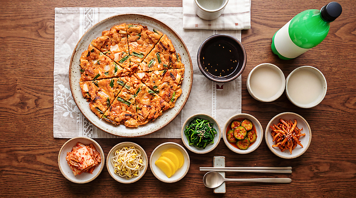 JPG 편집이미지 한식 식탁 반찬 김치 주류 요리 식사 전 나물 막걸리 소주 김치전 편집실사 AI포토 AI콘텐츠 음료 음식 채소 탁자 CG 파일형식 가구 생활용품 오브젝트