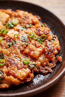JPG 편집이미지 접시 한식 음식 재료 요리 식사 맛 기름 반죽 부침개 파 김치전 편집실사 AI포토 AI콘텐츠 식기 컨셉 채소 전 CG 파일형식