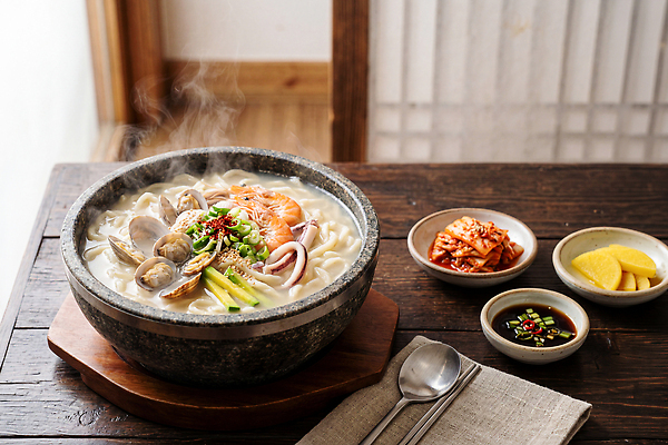JPG 편집이미지 한식 탁자 반찬 양파 김치 요리 식사 해물요리 맛 김 해산물 뚝배기 국물 돌솥 해물칼국수 편집실사 AI포토 AI콘텐츠 음식 가구 컨셉 채소 해조류 CG 칼국수 파일형식 생활용품 해양식물 국수 면류 수중식물 오브젝트 식물