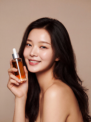 JPG 모델 편집이미지 여자 스튜디오 미소 갈색 화장품 상품 피부관리 의료성형뷰티 편집실사 AI인물포토 AI콘텐츠 컬러 표정 사람 뷰티 CG 파일형식 AI포토
