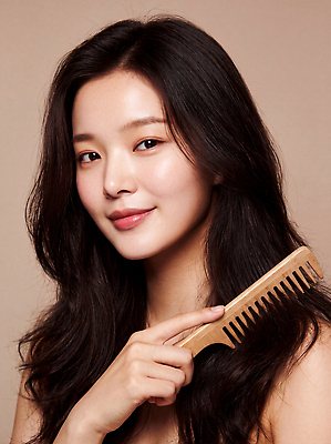 JPG 편집이미지 헤어스타일 여자 포즈 웃음 갈색 머리카락 머리빗 의료성형뷰티 편집실사 AI인물포토 AI콘텐츠 컬러 표정 사람 머리 미용용품 CG 파일형식 AI포토 신체부위 오브젝트