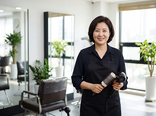 JPG 편집이미지 여자 의자 실내 뷰티 거울 작업 미용실 드라이어 미용사 의료성형뷰티 소상공인 편집실사 AI인물포토 AI콘텐츠 직업 가구 사람 내부 경제 미용용품 뷰티샵 상인 CG 파일형식 AI포토 생활용품 상점 오브젝트