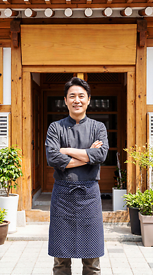 JPG 편집이미지 전통 음식 한옥 한국 미소 야외 팔짱 식당 주방장 요리사 의료성형뷰티 소상공인 편집실사 AI인물포토 AI콘텐츠 직업 한국전통 아시아 고건축 모션 표정 경제 상점 상인 CG 파일형식 AI포토 건축물 나라 건축