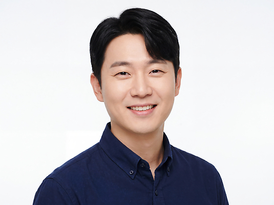 JPG 편집이미지 남자 셔츠 웃음 사람 친구 만남 즐거움 의료성형뷰티 소상공인 편집실사 AI인물포토 AI콘텐츠 직업 감정 컨셉 상의 관계 표정 경제 상인 CG 파일형식 AI포토 옷