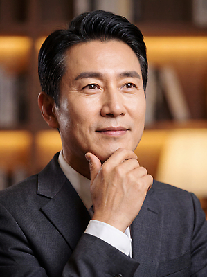 JPG 편집이미지 남자 중년 생각 CEO 사람 정장 책 방 비즈니스맨 서재 사색 의료성형뷰티 편집실사 AI인물포토 AI콘텐츠 직업 옷 비즈니스 성인 직장인 CG 파일형식 AI포토