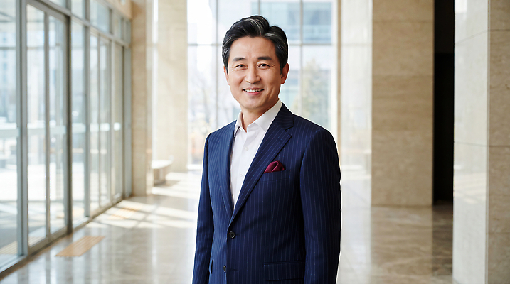 JPG 편집이미지 남자 CEO 창문 미소 정장 내부 비즈니스맨 의료성형뷰티 편집실사 AI인물포토 AI콘텐츠 직업 옷 비즈니스 표정 사람 직장인 CG 파일형식 AI포토