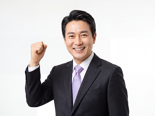 JPG 편집이미지 남자 비즈니스 CEO 성공 미소 웃음 사람 정장 주먹 비즈니스맨 자신감 의료성형뷰티 편집실사 AI인물포토 AI콘텐츠 직업 옷 감정 컨셉 모션 표정 직장인 CG 파일형식 AI포토