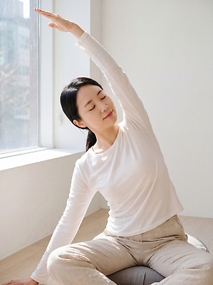 JPG 편집이미지 여자 포즈 실내 건강 운동복 운동 스트레칭 편안함 집중 명상 의료성형뷰티 편집실사 AI인물포토 AI콘텐츠 옷 컨셉 사람 내부 감각 CG 파일형식 AI포토