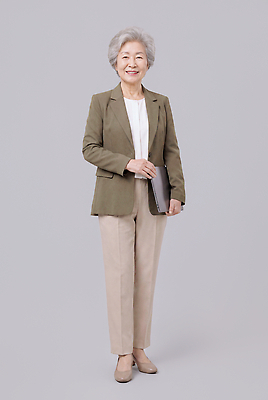 JPG 편집이미지 옷 여자 노년 할머니 백그라운드 미소 사람 정장 회색 문서 의료성형뷰티 스타일 액티브시니어 편집실사 AI인물포토 AI콘텐츠 컬러 표정 성인 실버라이프 CG 파일형식 AI포토 라이프스타일 생활