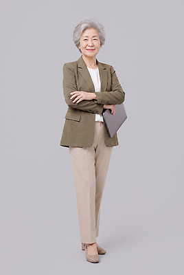 JPG 편집이미지 손 여자 노년 백그라운드 비즈니스 회의 서기 사람 노트북 사무실 팔짱 준비 의료성형뷰티 액티브시니어 편집실사 AI인물포토 AI콘텐츠 모션 성인 신체부위 전자제품 실버라이프 CG 파일형식 AI포토 라이프스타일 생활
