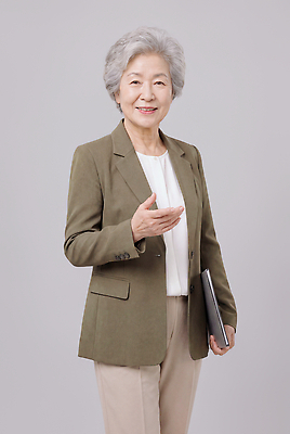 JPG 편집이미지 여자 노년 백그라운드 비즈니스 웃음 들기 정장 손짓 노트북 회색 문서 인터뷰 소통 의료성형뷰티 액티브시니어 편집실사 AI인물포토 AI콘텐츠 옷 컬러 컨셉 모션 표정 사람 성인 전자제품 실버라이프 CG 파일형식 AI포토 라이프스타일 생활