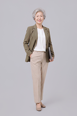JPG 모델 편집이미지 손 여자 패션 노년 구두 포즈 백그라운드 서기 들기 정장 노트북 회색 베이지색 의료성형뷰티 액티브시니어 편집실사 AI인물포토 AI콘텐츠 옷 컬러 신발 모션 사람 성인 신체부위 전자제품 실버라이프 CG 파일형식 AI포토 라이프스타일 생활