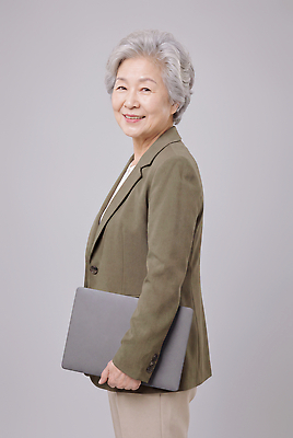 JPG 편집이미지 여자 노년 비즈니스 회색배경 미소 웃음 정장 노트북 재킷 전문직 의료성형뷰티 액티브시니어 편집실사 AI인물포토 AI콘텐츠 직업 옷 표정 사람 성인 전자제품 실버라이프 외투 회색 CG 파일형식 AI포토 라이프스타일 컬러 상의 생활