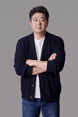 JPG 편집이미지 디자인 옷 패션 남자 중년 백그라운드 티셔츠 한국 사람 캐주얼 팔짱 카디건 의료성형뷰티 스타일 편집실사 AI인물포토 AI콘텐츠 아시아 셔츠 모션 성인 외투 CG 파일형식 AI포토 나라 상의