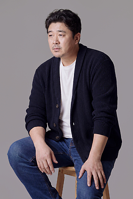 JPG 편집이미지 남자 백그라운드 생각 의자 표정 사람 앉기 캐주얼 회색 카디건 의료성형뷰티 편집실사 AI인물포토 AI콘텐츠 옷 컬러 가구 모션 외투 CG 파일형식 AI포토 생활용품 상의 오브젝트