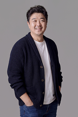 JPG 편집이미지 남자 포즈 백그라운드 웃음 캐주얼 회색 편안함 주머니 카디건 의료성형뷰티 편집실사 AI인물포토 AI콘텐츠 옷 컬러 표정 사람 외투 감각 CG 파일형식 AI포토 상의