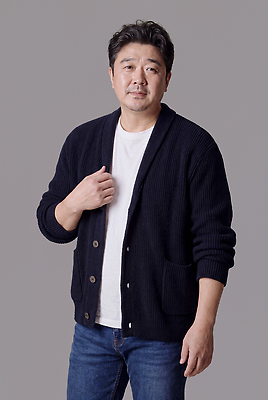 JPG 모델 편집이미지 옷 패션 남자 포즈 백그라운드 티셔츠 캐주얼 회색 청바지 카디건 의료성형뷰티 스타일 편집실사 AI인물포토 AI콘텐츠 컬러 셔츠 바지 사람 외투 CG 파일형식 AI포토 상의 하의