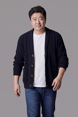 JPG 모델 편집이미지 패션 남자 포즈 백그라운드 티셔츠 스튜디오 사람 일상 캐주얼 걷기 카디건 의료성형뷰티 스타일 편집실사 AI인물포토 AI콘텐츠 옷 셔츠 모션 라이프 외투 CG 파일형식 AI포토 상의 생활